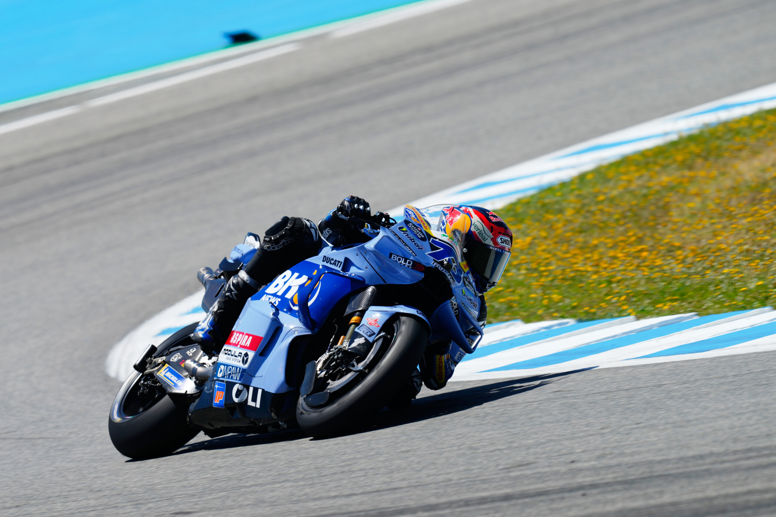 motogp gp de catalogne alex marquez en tete lors des premiers essais libres bezzecchi 5e scaled