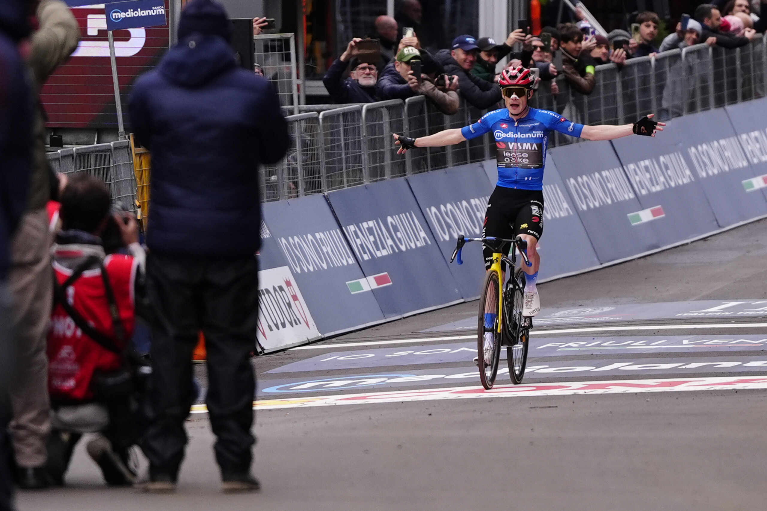tour ditalie vingegaard domine le danois simpose a corno alle scale scaled