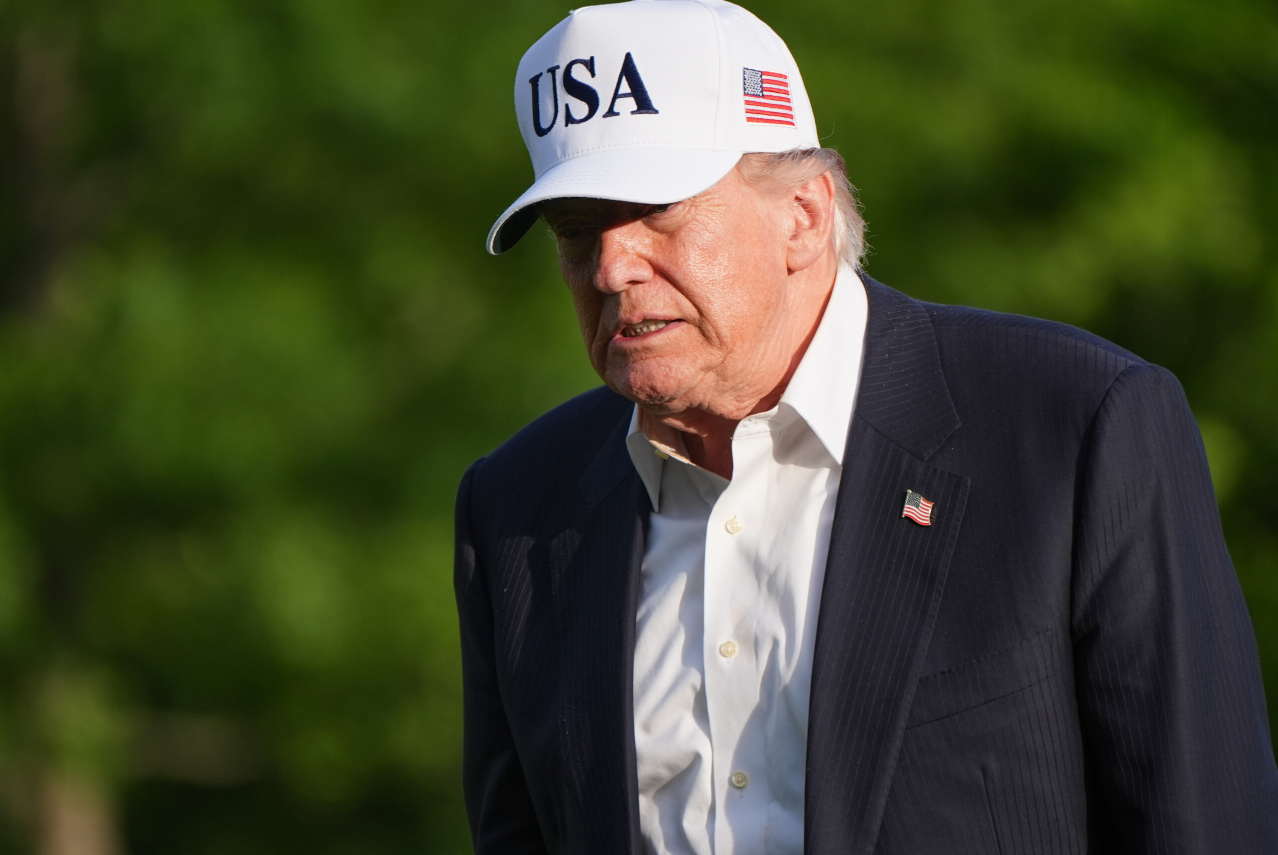 iran trump examine les options avec les membres de son equipe de securite dans un club de golf scaled