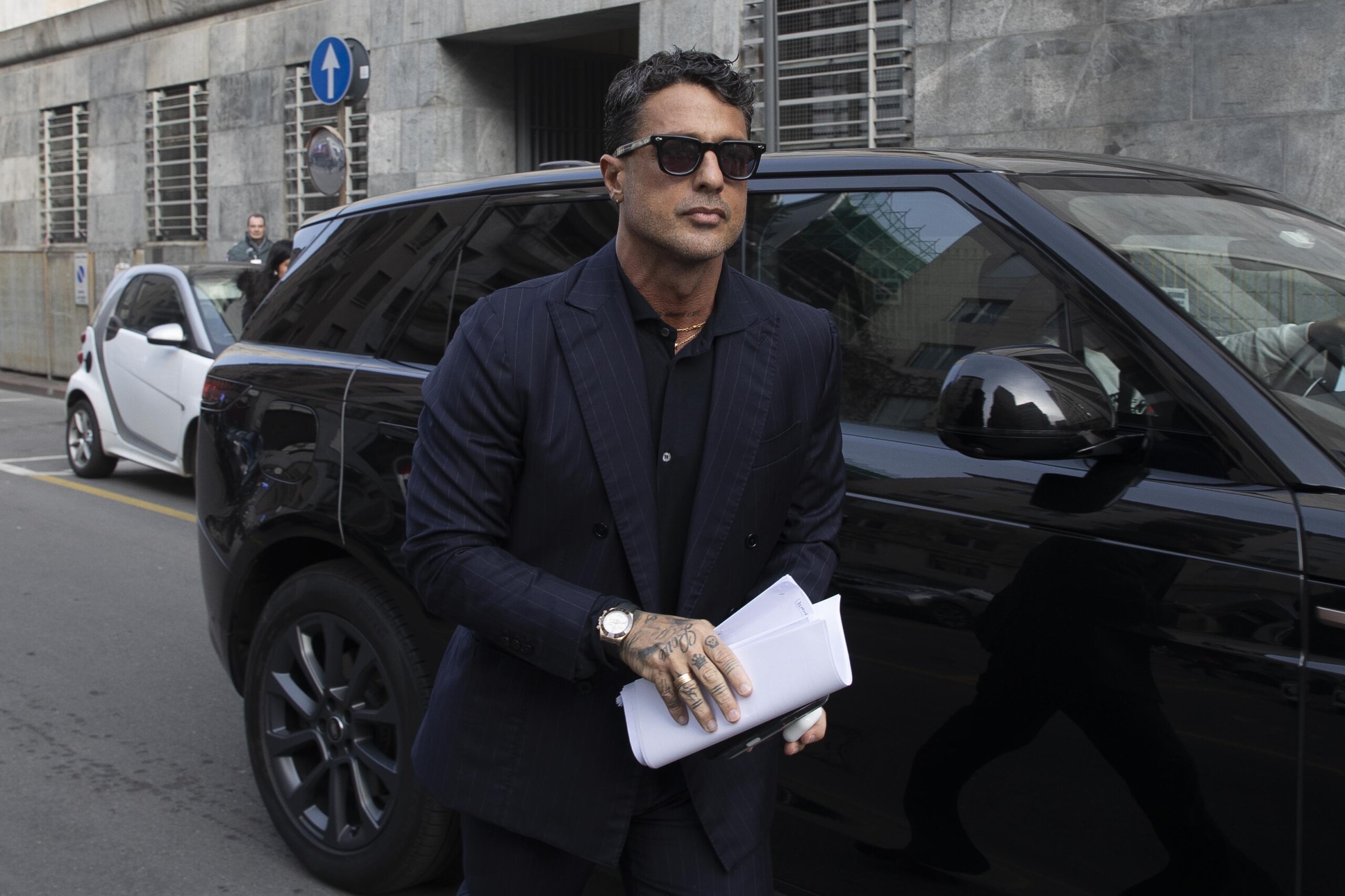 milan une maison au nom dun collaborateur fabrizio corona pret a negocier une peine scaled
