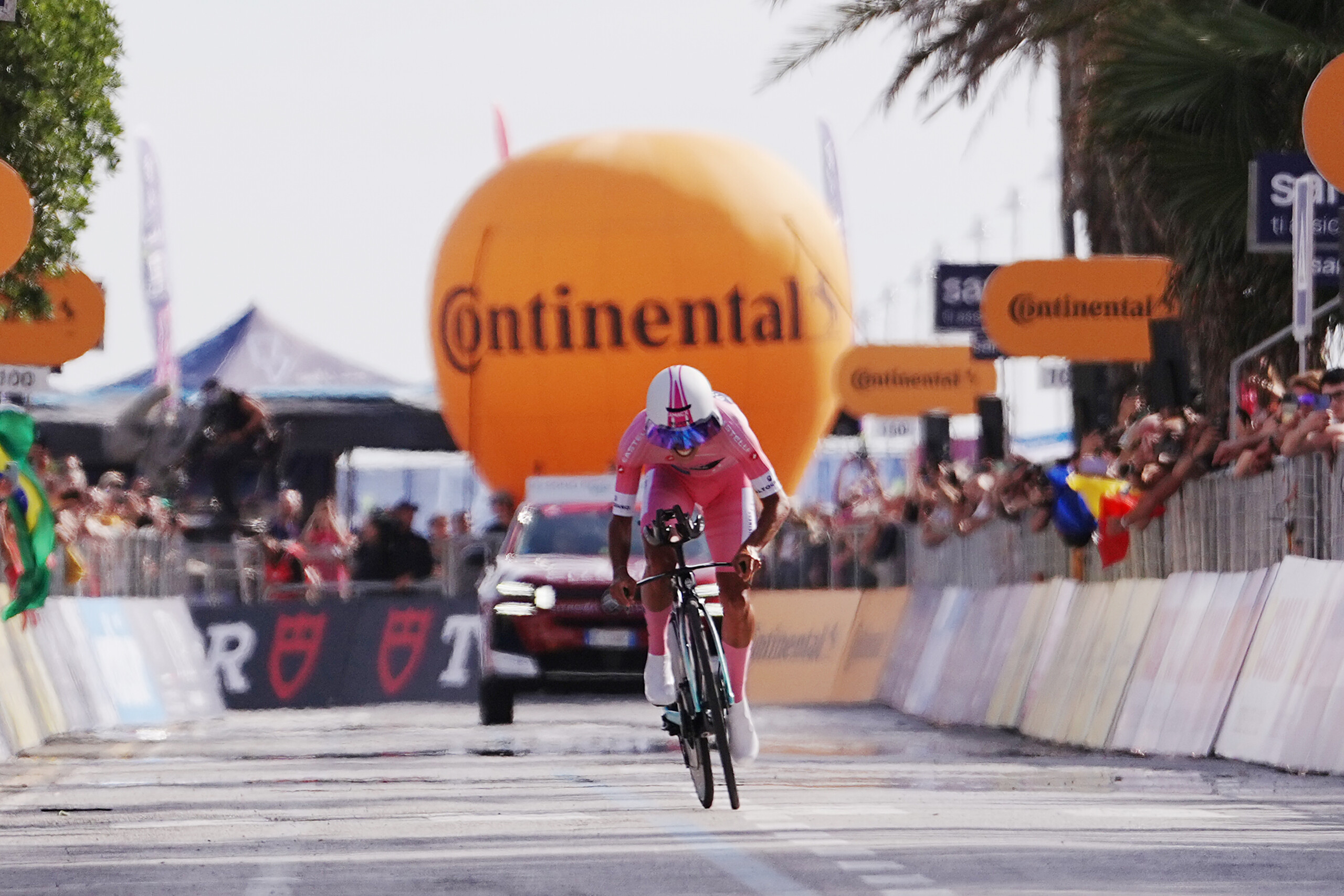 giro ditalia ganna remporte le contre la montre de massa eulalio conserve le maillot rose scaled