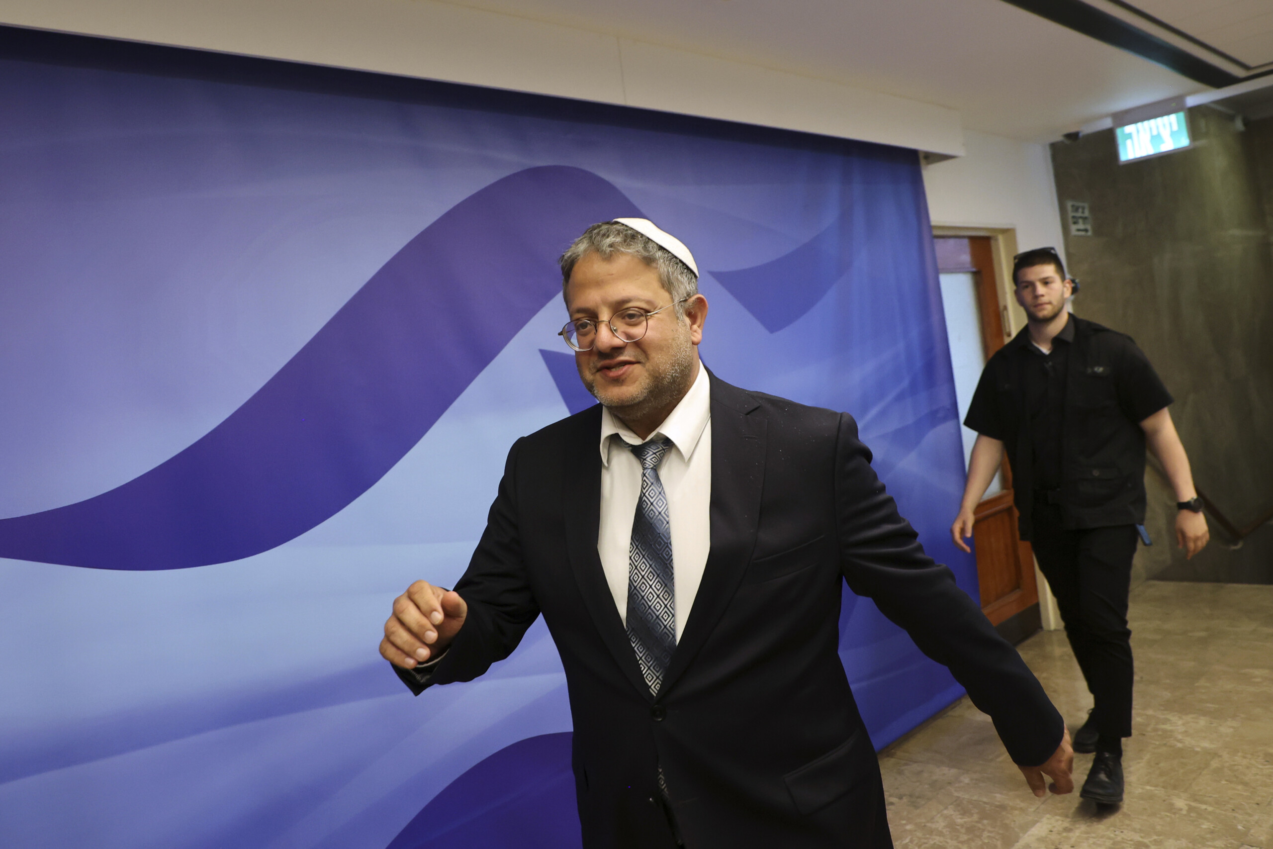 flottille ben gvir parmi des militants menottes et les yeux bandes bienvenue en israel scaled
