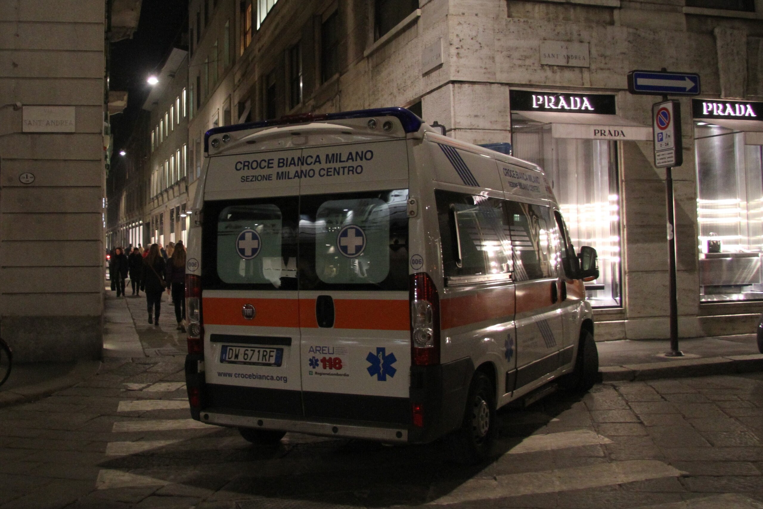 Milan : deux sœurs renversées par une voiture ; l'une d'elles est décédée 1 milan deux soeurs renversees par une voiture lune delles est decedee scaled