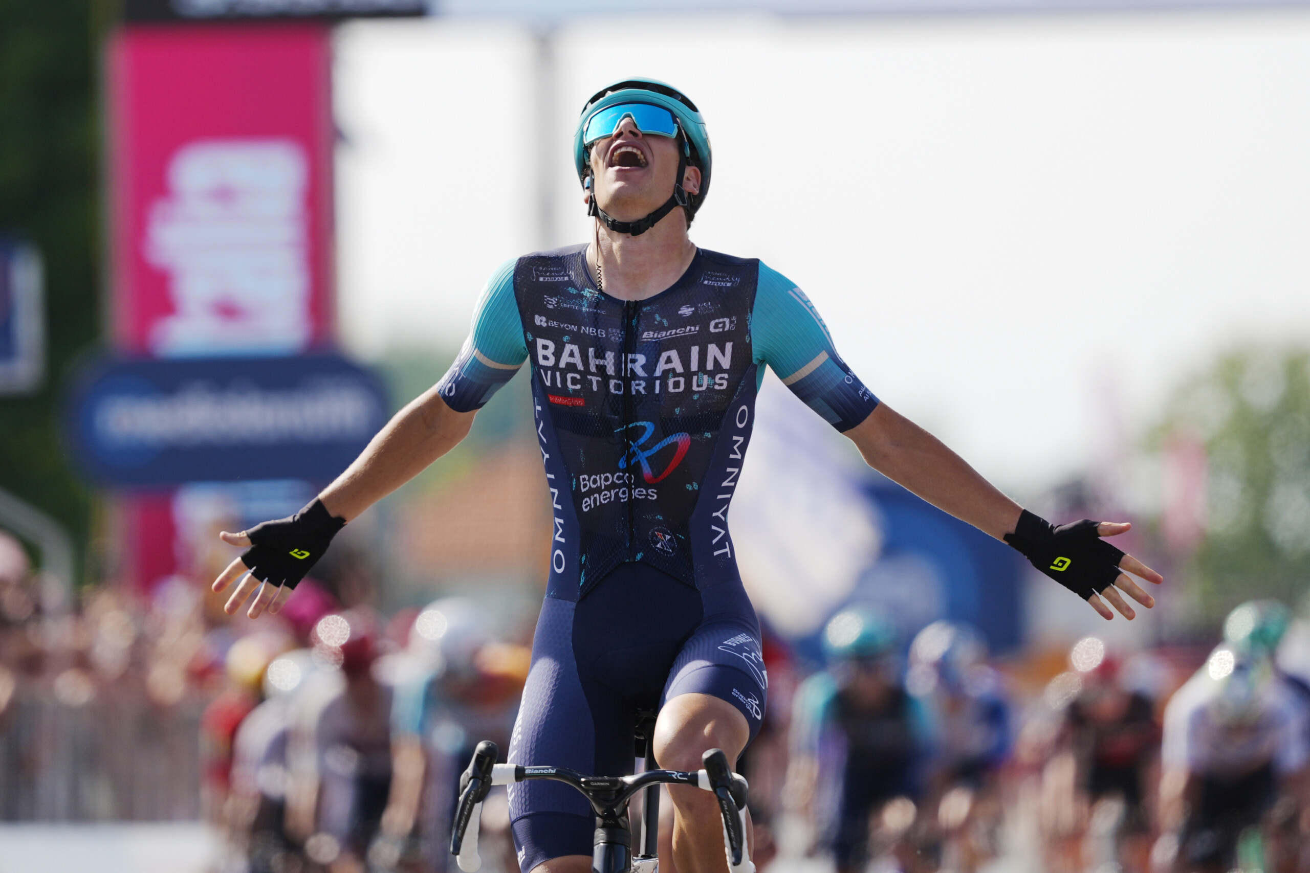 tour ditalie segaert remporte la 12e etape eulalio conserve le maillot rose scaled