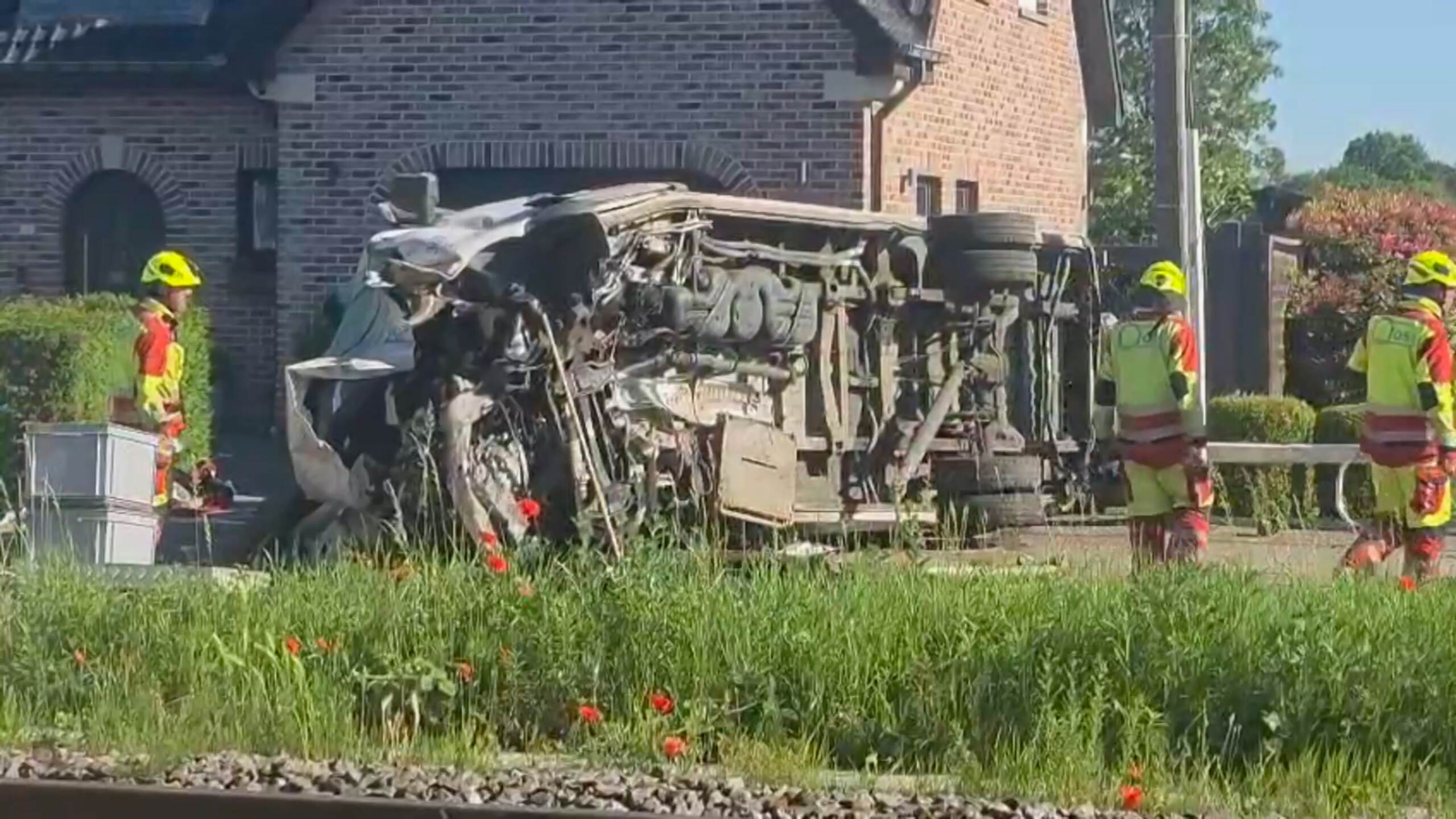 belgique un train percute un bus scolaire a un passage a niveau au moins 4 morts scaled