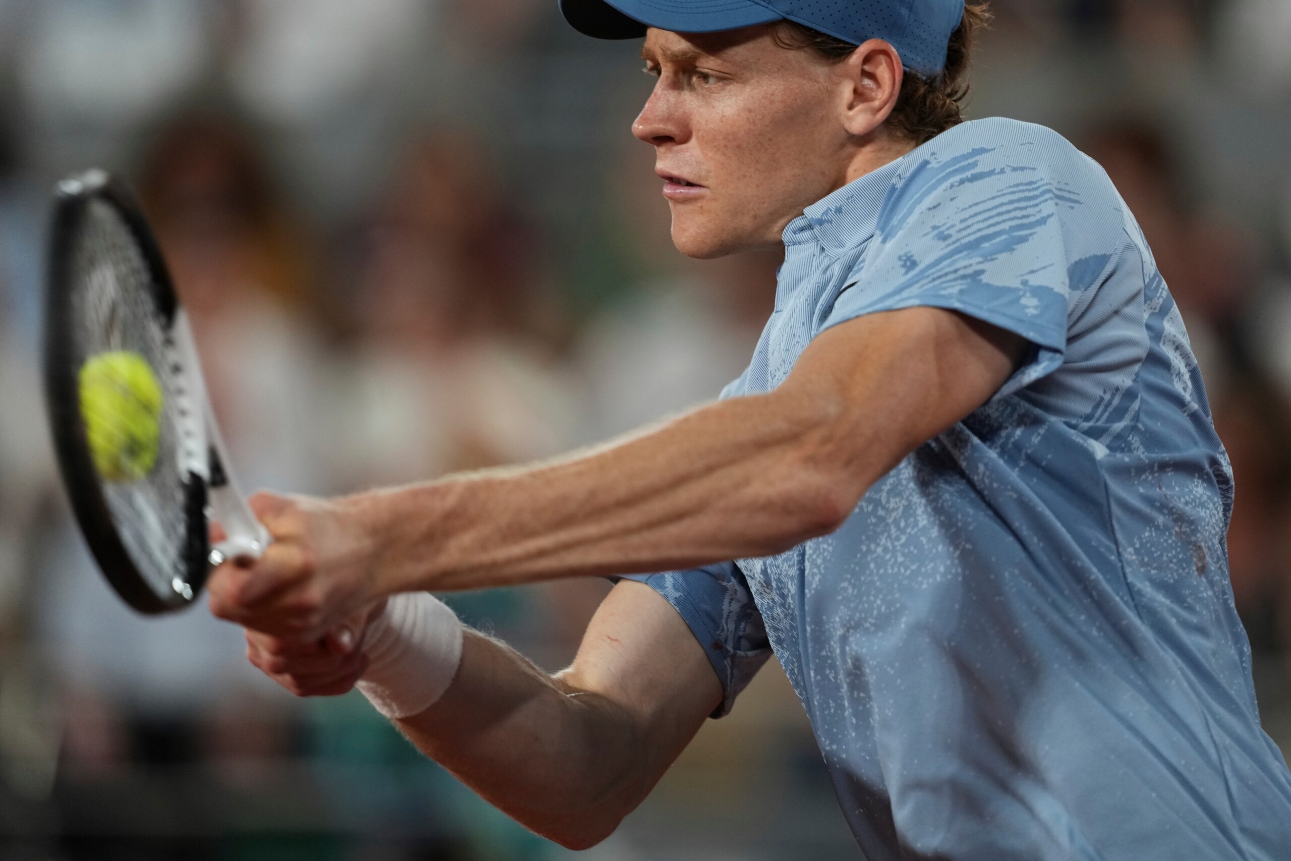 roland garros sinner bat tabur et se qualifie pour le deuxieme tour scaled