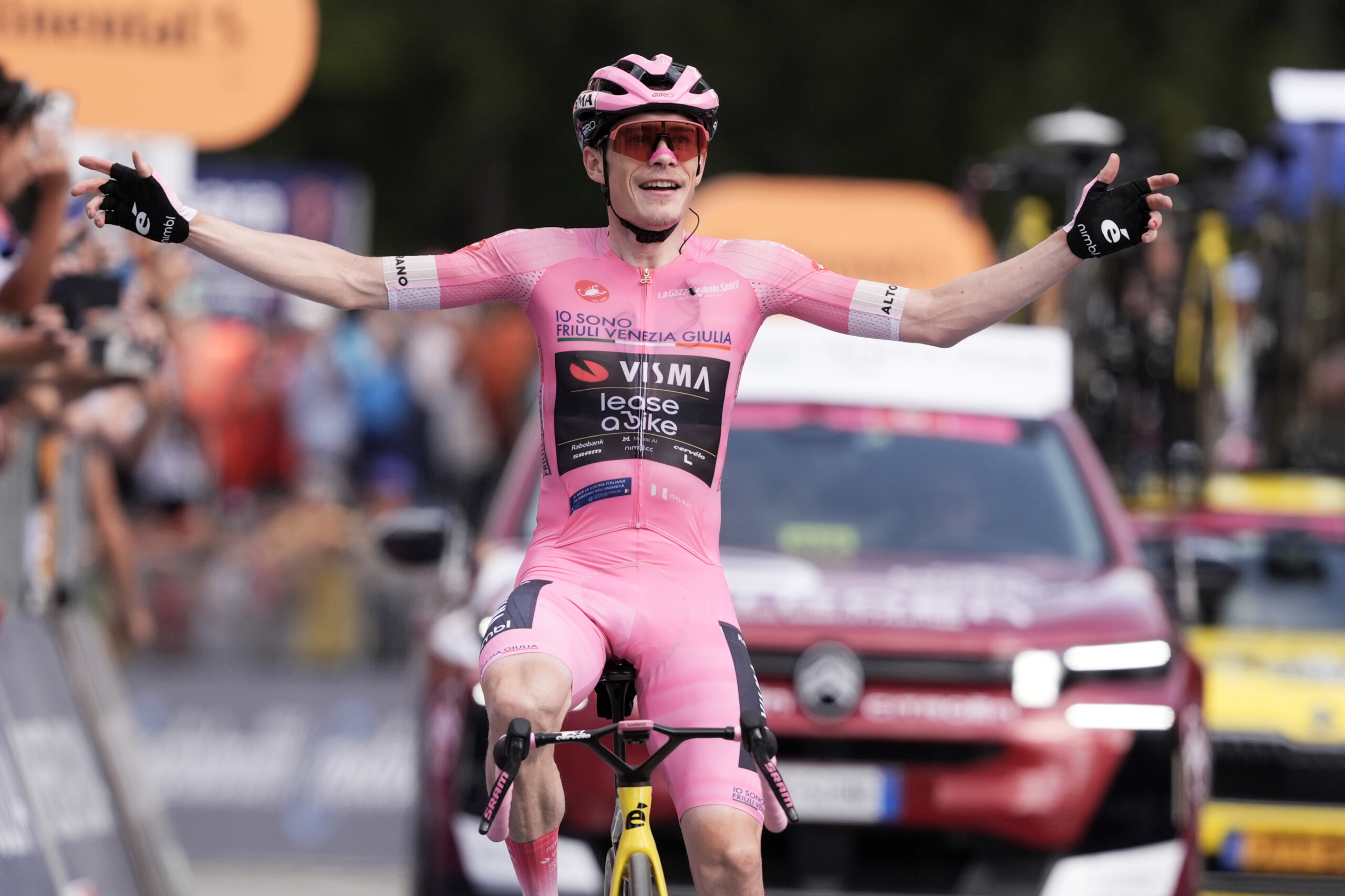 tour ditalie vingegaard domine egalement la 16e etape et consolide son maillot rose eulalio endosse le maillot blanc conad scaled