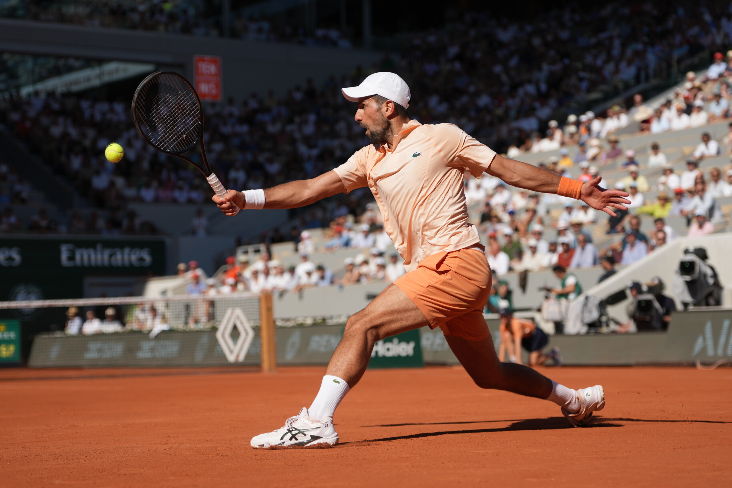 roland garros djokovic en huitiemes de finale royer elimine en quatre sets scaled