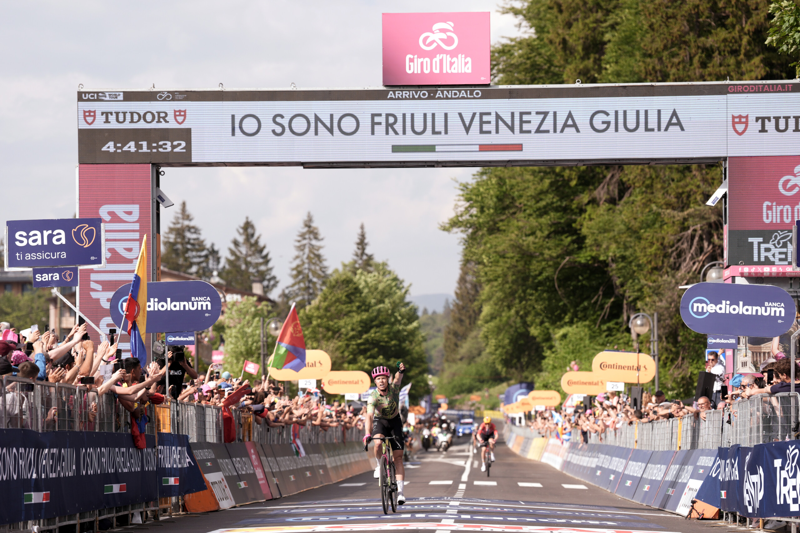 tour ditalie valgren remporte la 17e etape vingegaard conserve le maillot rose scaled