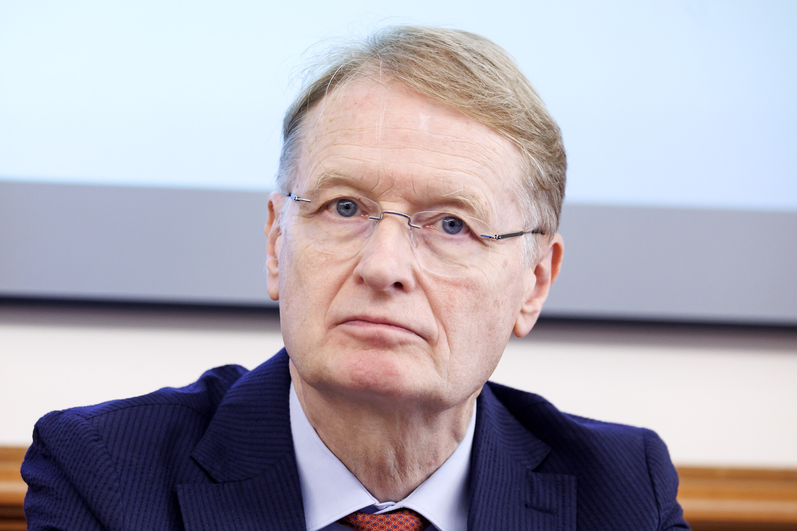 fin de vie le projet de loi retourne en commission le senat approuve la motion de suspension scaled