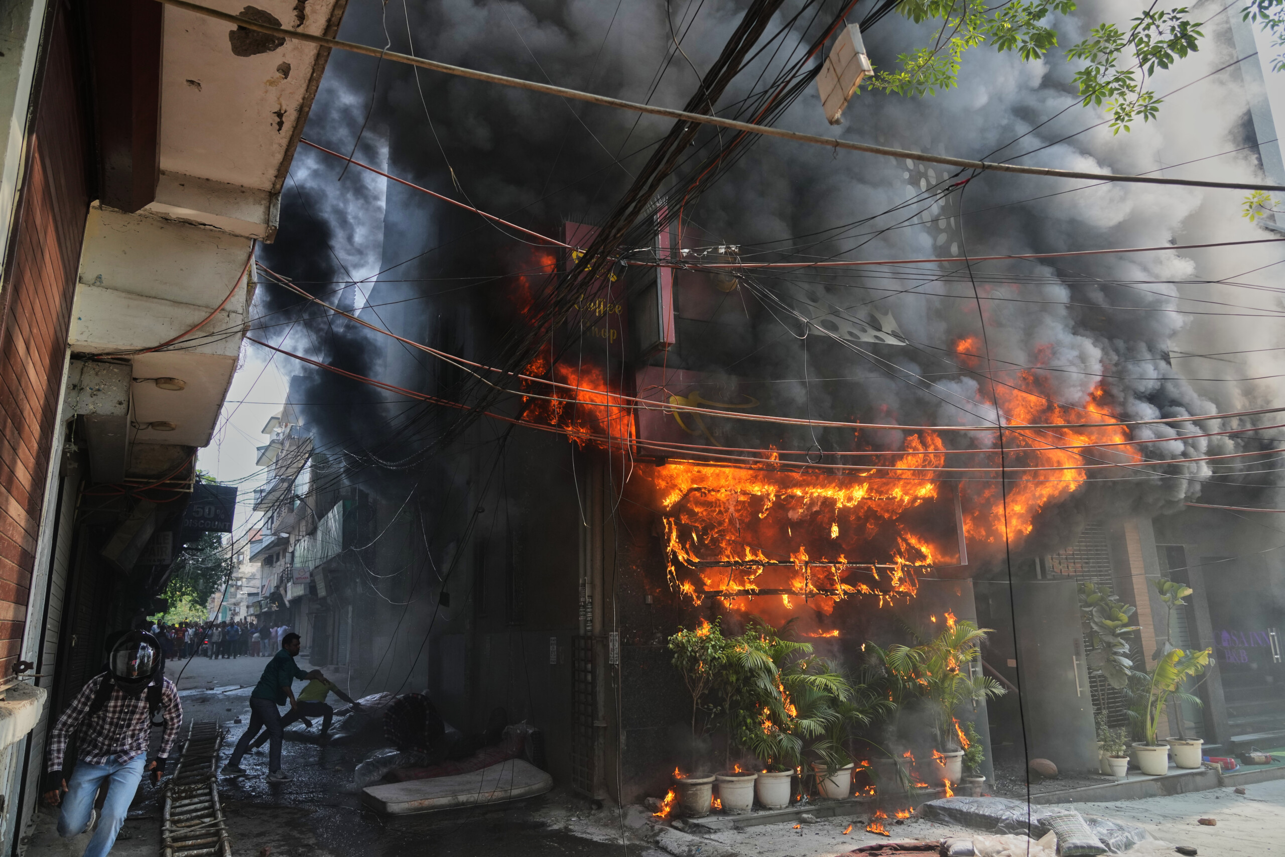 inde un immeuble en feu a new delhi au moins 18 morts scaled