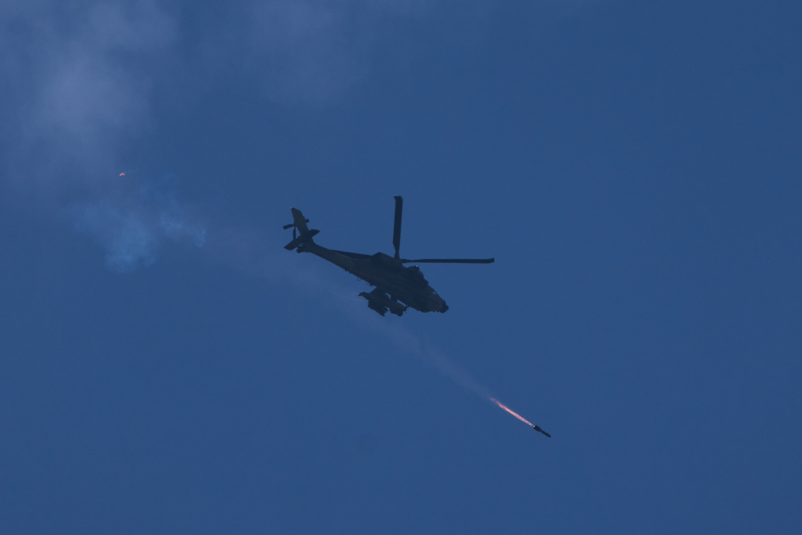 royaume uni un helicoptere secrase dans le devon trois membres dequipage decedes scaled