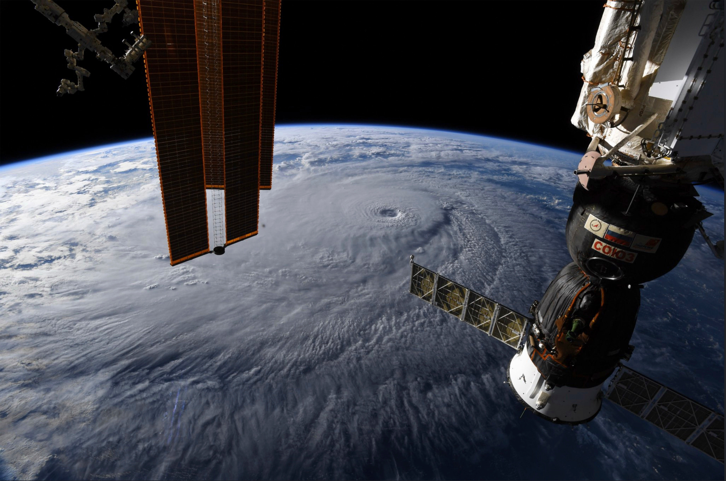 la nasa aux astronautes preparez vous a evacuer liss en raison dune fuite dair