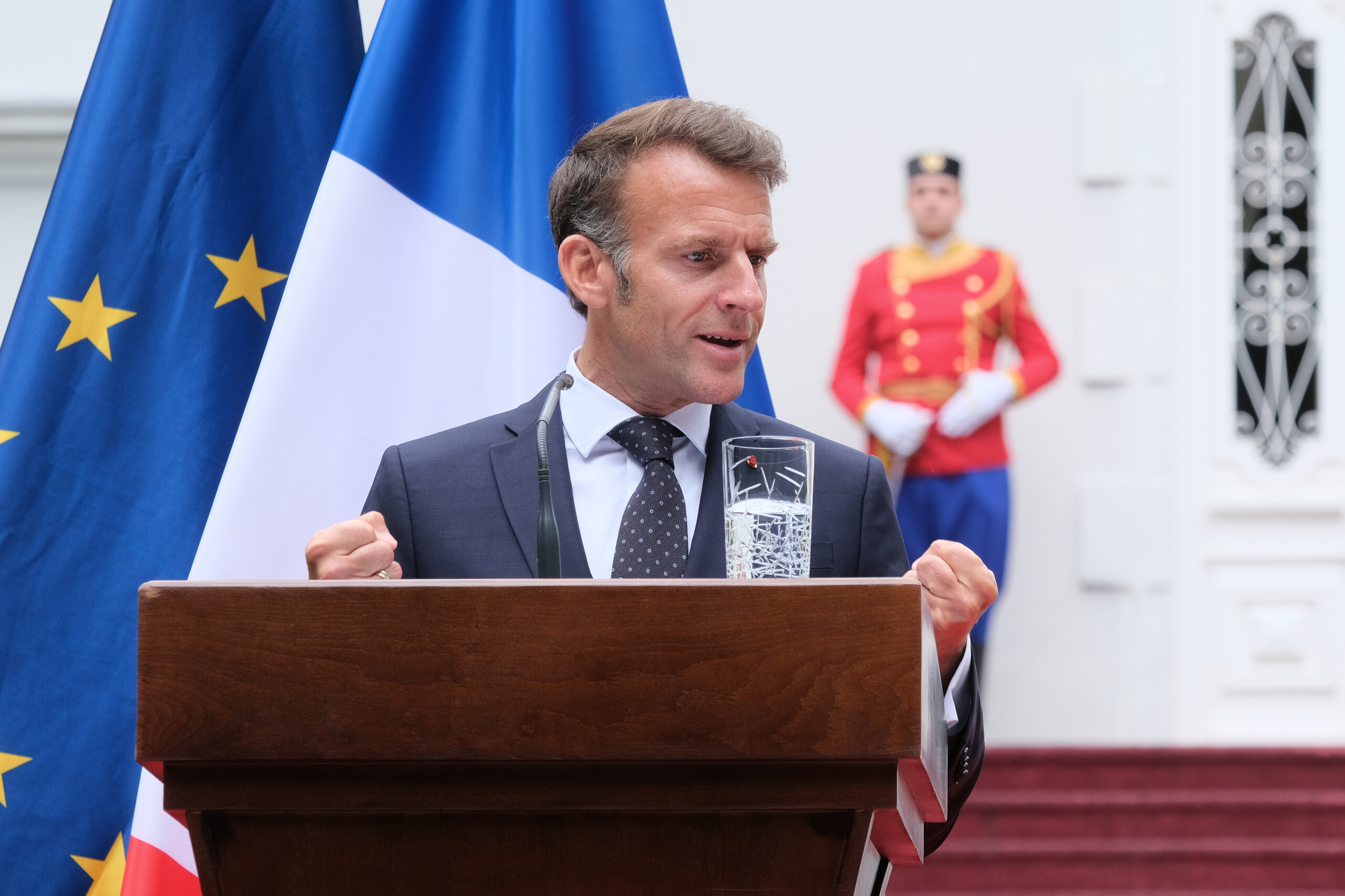 ukraine macron nous sommes favorables a un dialogue direct avec la russie cest une bonne initiative scaled