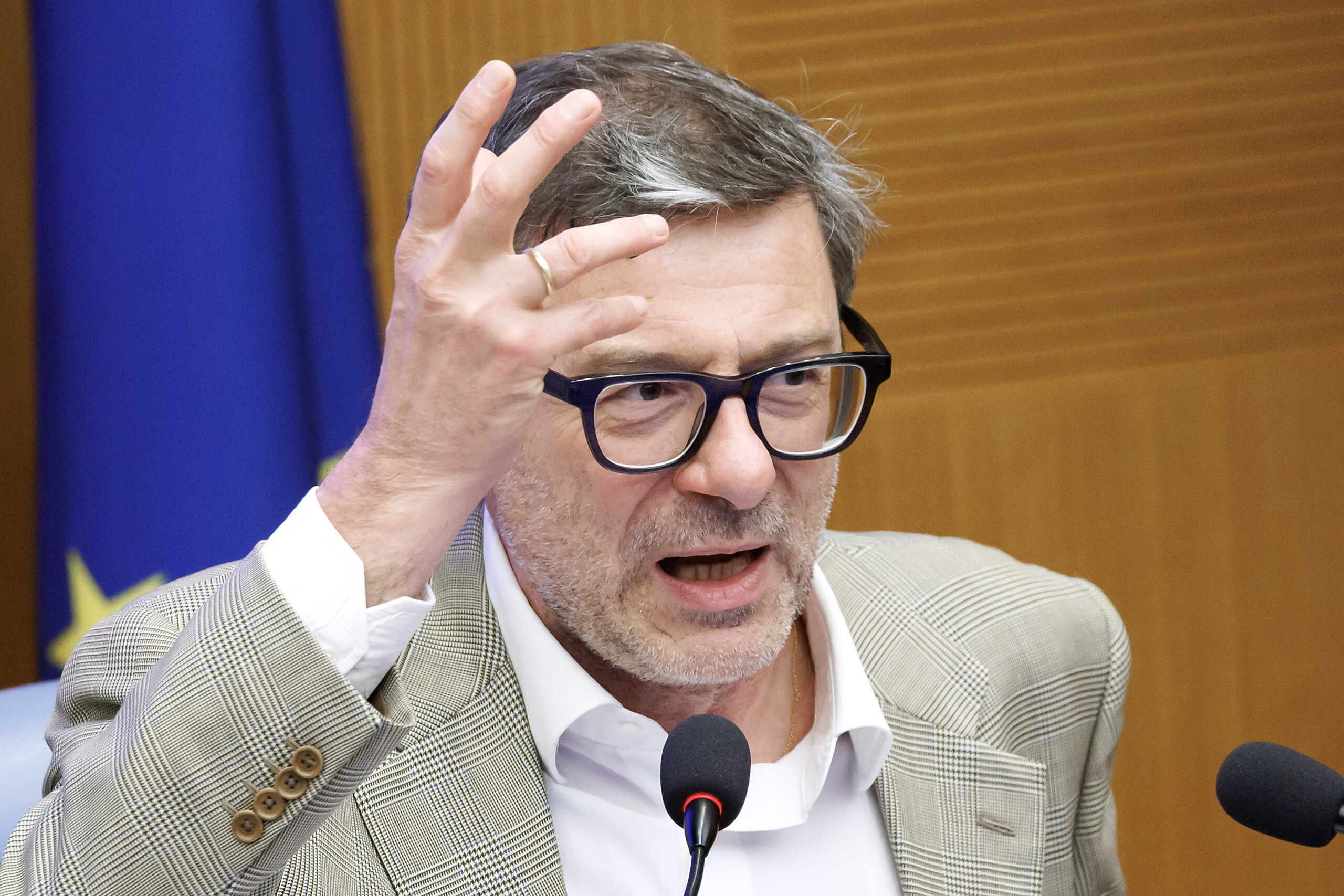 ue giorgetti les crises sont un frein il faut changer de cap en placant la politique au centre scaled