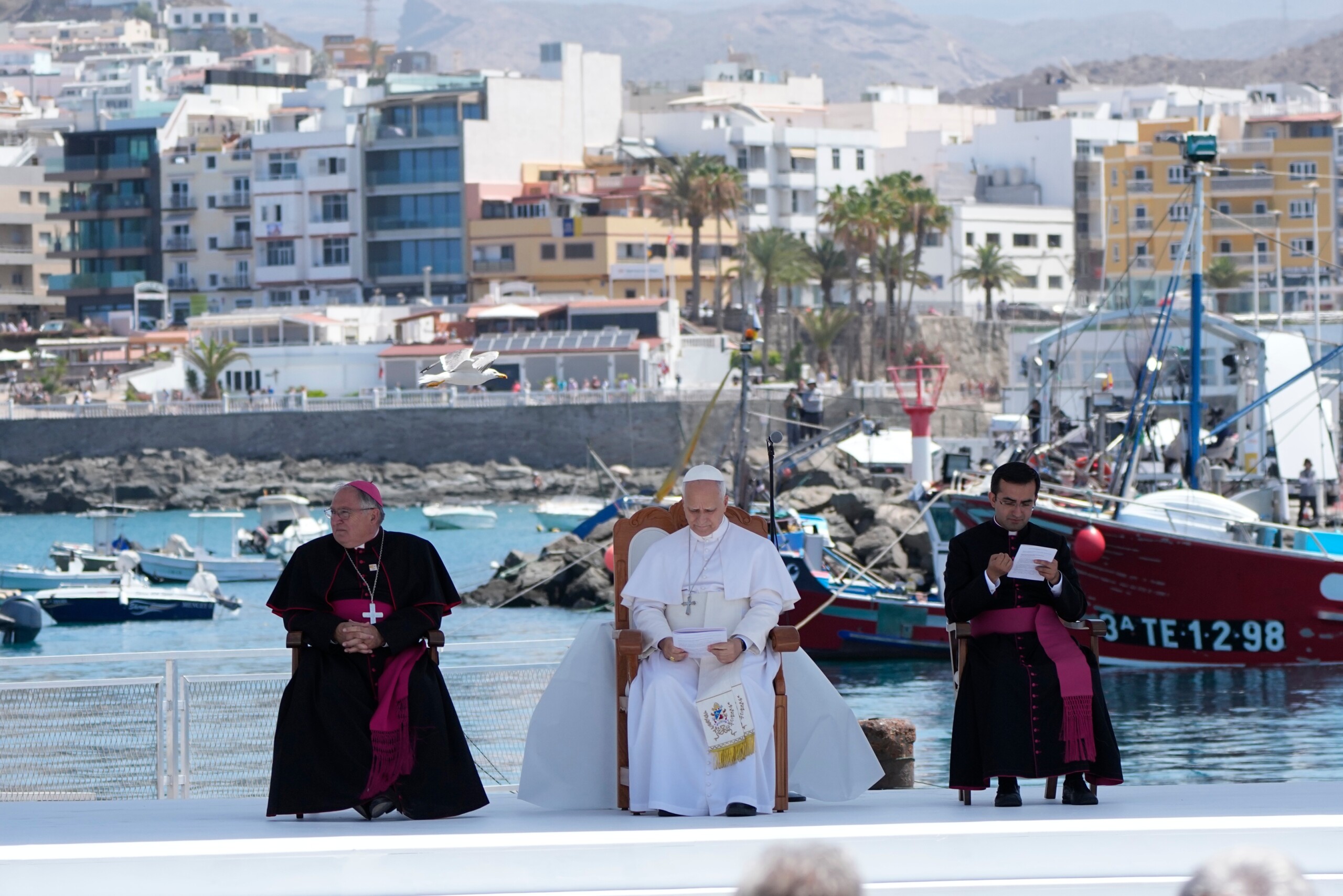 Migrants : Le pape est arrivé au 'quai de la honte' à Gran Canaria avec Sanchez 1 migrants le pape est arrive au quai de la honte a gran canaria avec sanchez scaled