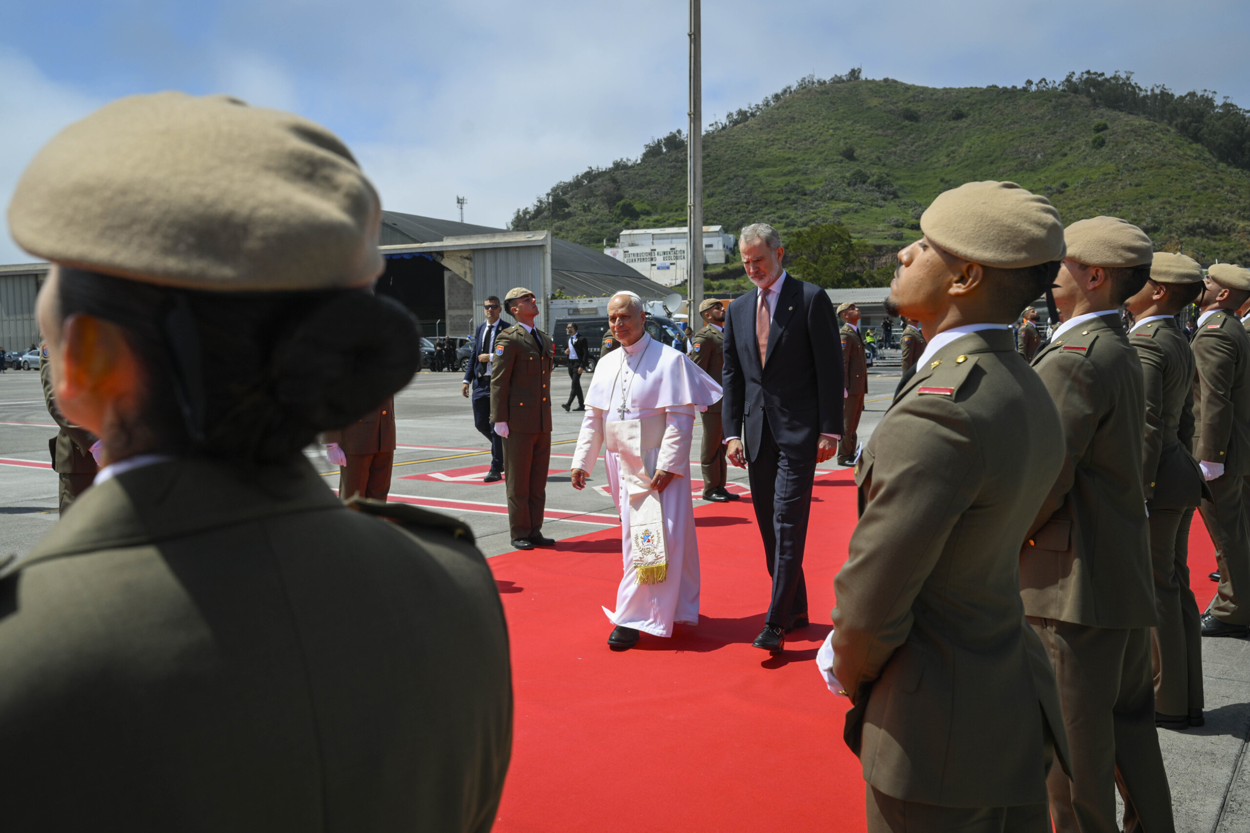 espagne le pape leon xiv a debarque de lavion le decollage de tenerife a ete suspendu en raison dun probleme technique scaled