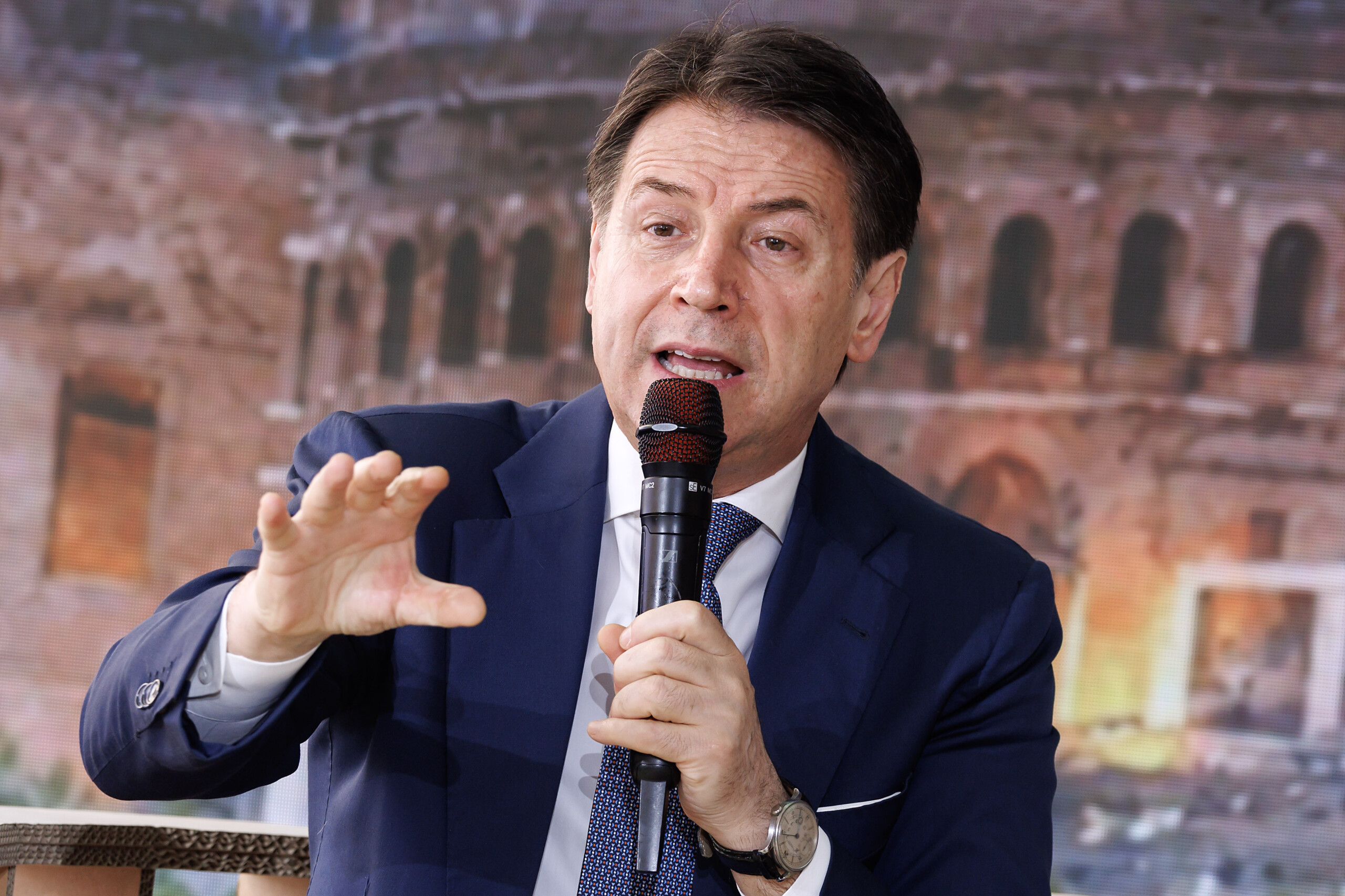 m5s conte a meloni elle passe son temps a surveiller mes reseaux sociaux et a se poser en victime quelle soccupe plutot du pays scaled