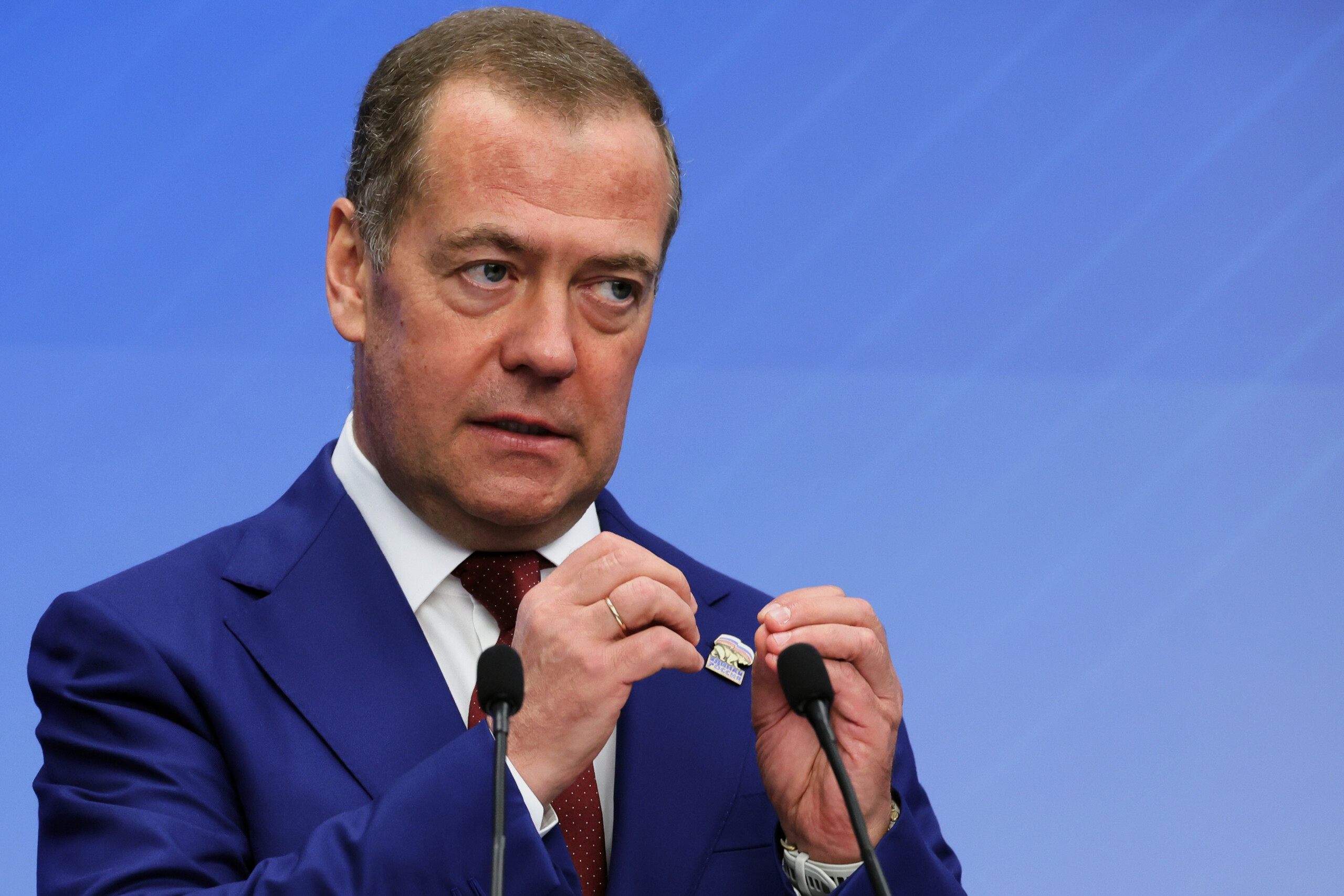 russie medvedev detruit des photos de merz starmer et von der leyen dans une video generee par lia scaled