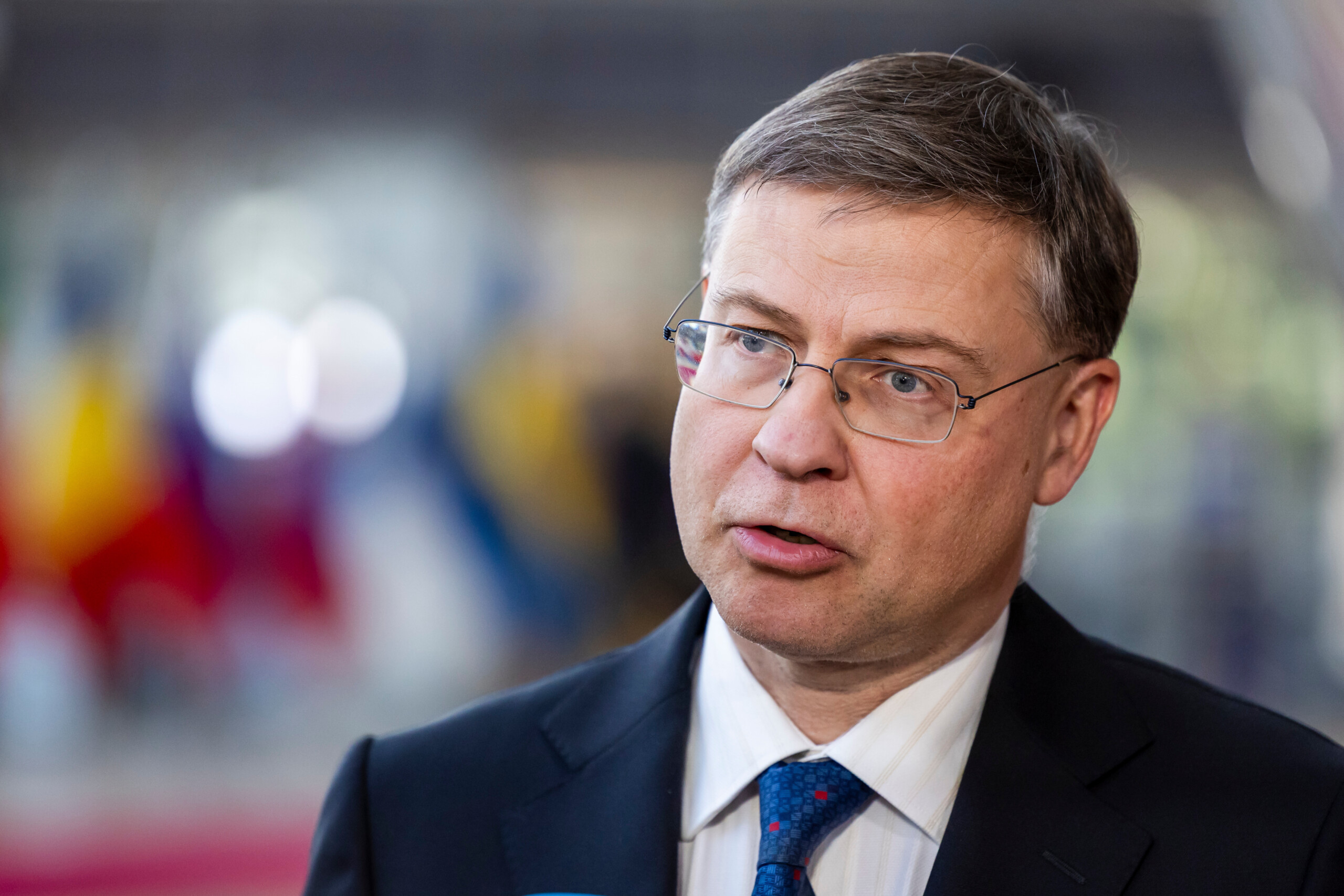 ukraine dombrovskis il faut intensifier la pression sur la russie scaled